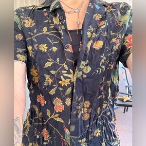 Vintage floral button down blouse perfect with any outfit ! An everyday go to !